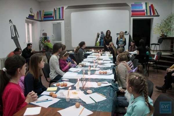 Маленьких нововолинців навчали мистетву писанкарства. ФОТО