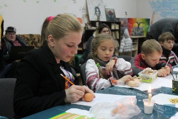 Маленьких нововолинців навчали мистетву писанкарства. ФОТО