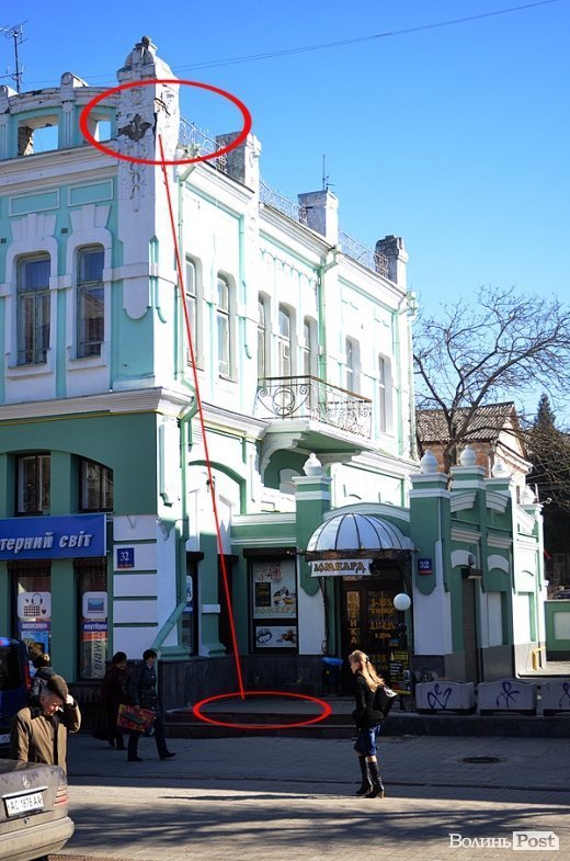 Жителі будинку у центрі Луцька просять відремонтувати небезпечний фасад