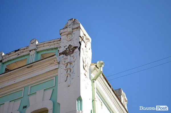 Жителі будинку у центрі Луцька просять відремонтувати небезпечний фасад
