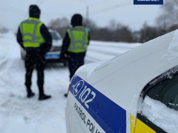 Волинські патрульні дали водіям практичні поради, як керувати під час ожеледиці