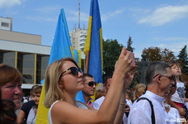 Щастя молодим та селфі-бум: як Гройсман гуляв центром Луцька. ФОТО