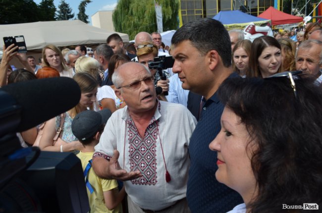 Щастя молодим та селфі-бум: як Гройсман гуляв центром Луцька. ФОТО