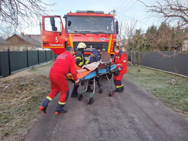 На Волині горів житловий будинок: власницю госпіталізували до лікарні