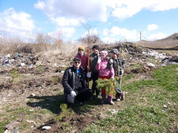 Понад 600 хвойних дерев висадили юніори з депутатами у волинському селі. ФОТО