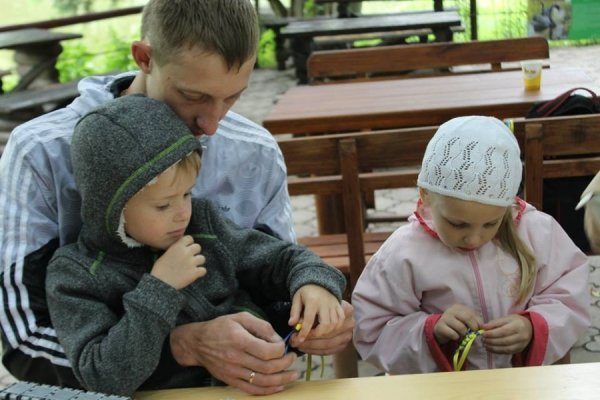 У Луцьку вчилися плести патріотичні браслетики. ФОТО