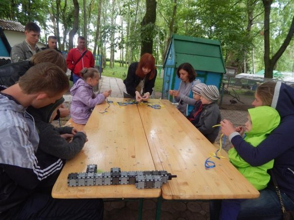 У Луцьку вчилися плести патріотичні браслетики. ФОТО