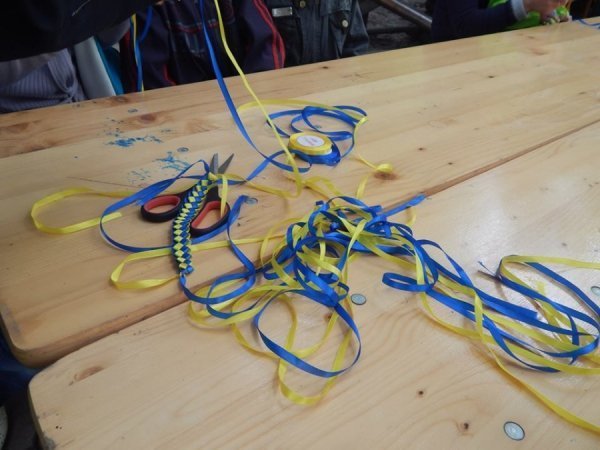 У Луцьку вчилися плести патріотичні браслетики. ФОТО