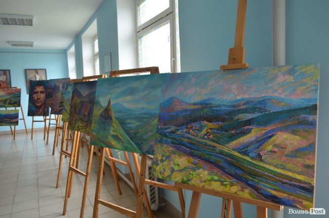 «Надихає саме життя»: у Луцьку відкрили яскраву виставку картин. ФОТО