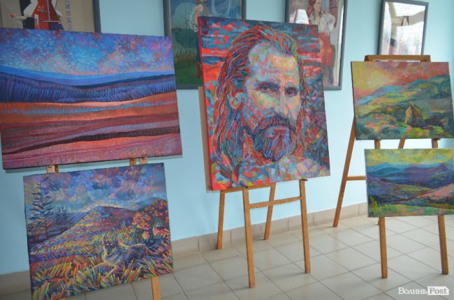 «Надихає саме життя»: у Луцьку відкрили яскраву виставку картин. ФОТО