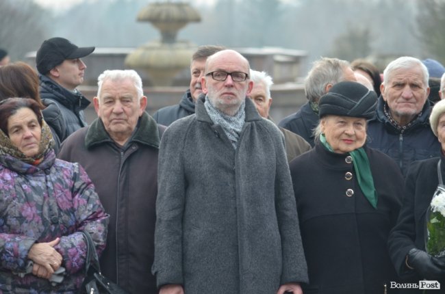 У Луцьку поклали квіти до пам’ятника Шевченку. ФОТО