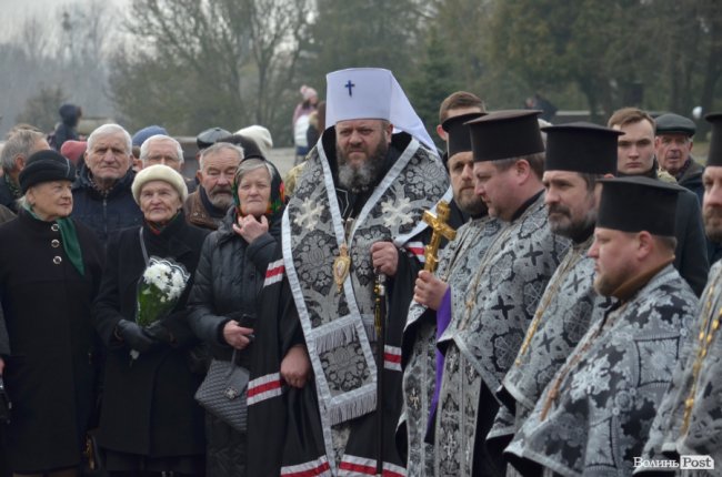 У Луцьку поклали квіти до пам’ятника Шевченку. ФОТО