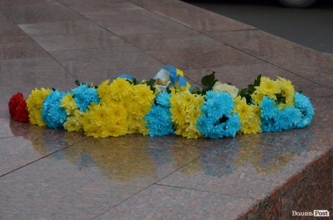 У Луцьку поклали квіти до пам’ятника Шевченку. ФОТО