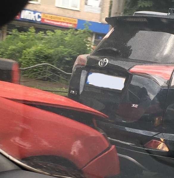 На одній з вулиць Луцька – дві ДТП, утворилися затори. ФОТО 