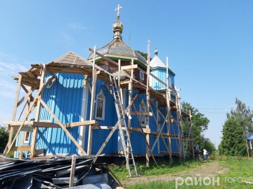 У селі на Волині парафіяни міняють покрівлю столітнього храму. ФОТО