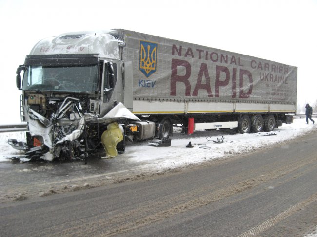 Жахлива аварія на Рівненщині: загинуло двоє людей. ФОТО