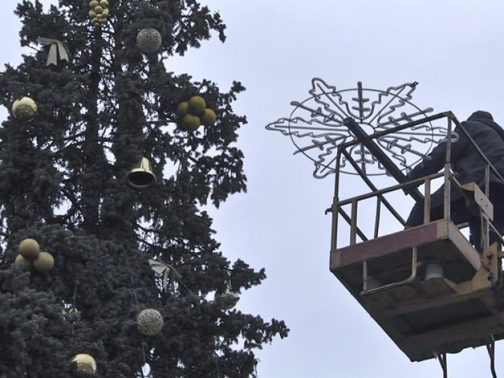 На центральній площі Луцька готують до свят ялинки: якими вони будуть цьогоріч