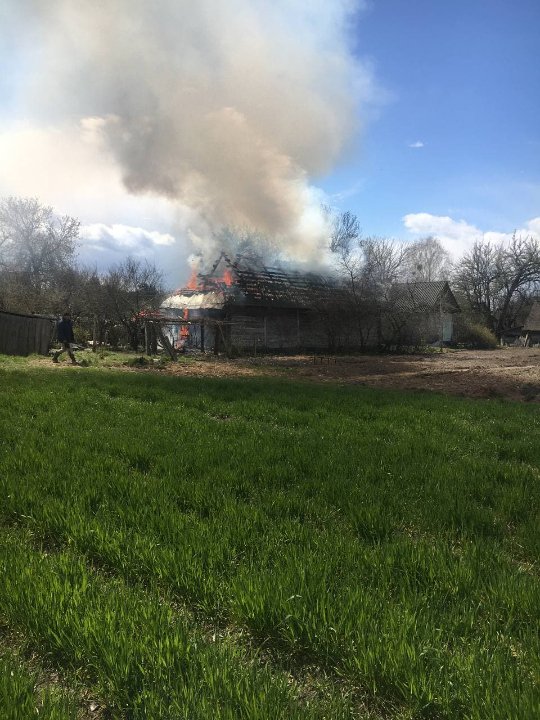 У селі на Волині посеред білого дня горів житловий будинок. ФОТО. ВІДЕО