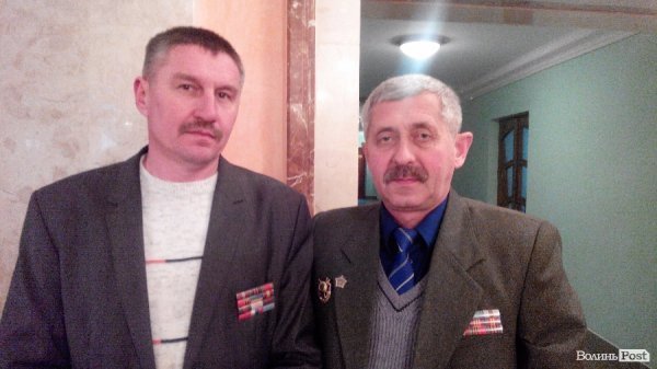 На фото з права Олександр Луцака