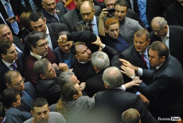 Нардепу з Волині під час бійки погнули окуляри. ФОТО