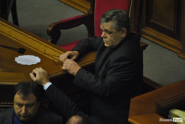 Вітів лагодить окуляри