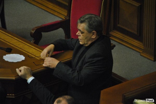 Вітів лагодить окуляри