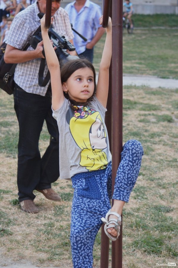 Акробати та гімнасти відкрили спортивний майданчик у Луцьку. ФОТО