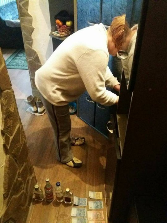 Лучанка торгувала сурогатом у власній квартирі. ФОТО. ВІДЕО