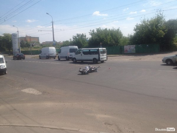 ДТП у Луцьку: бус збив мотоцикліста. ФОТО