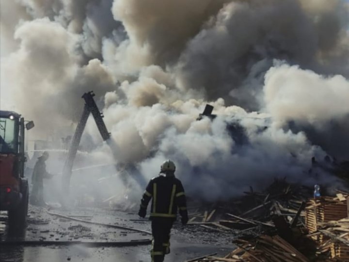 Загорілася деревина: на Волині - пожежа на пилорамі