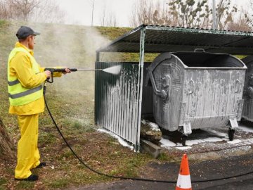 У Луцьку запрацював спецавтомобіль для миття сміттєвих контейнерів.ФОТО