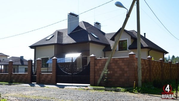 Начальник ДСНС Волині приховав у декларації розкішний маєток під виглядом довгобуду. ФОТО