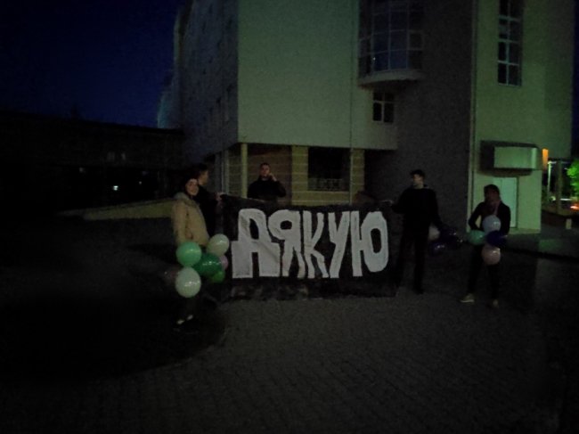 Під луцьким пологовим щасливий татусь оригінально подякував дружині за сина. ФОТО. ВІДЕО