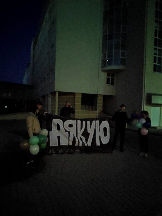 Під луцьким пологовим щасливий татусь оригінально подякував дружині за сина. ФОТО. ВІДЕО