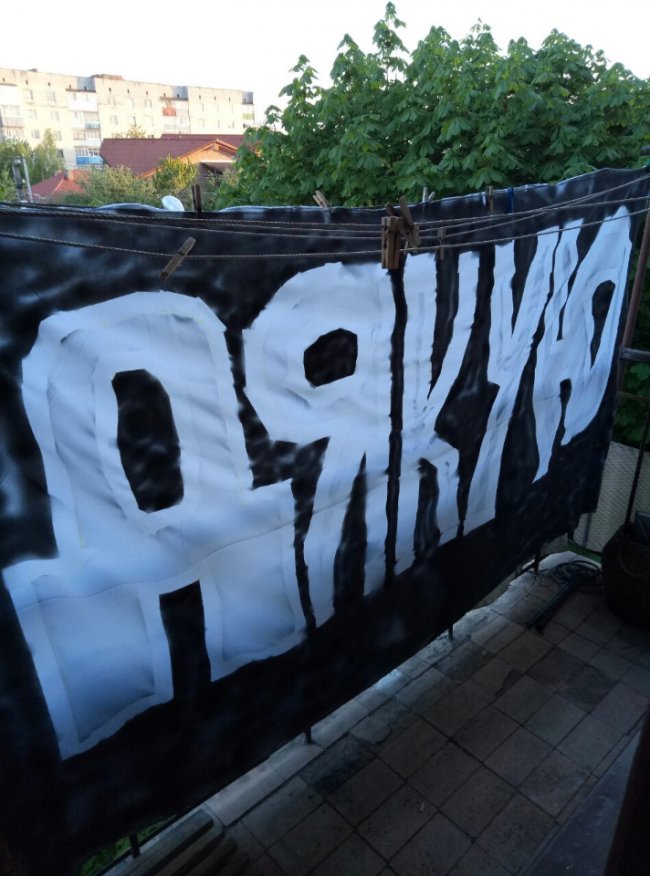 Під луцьким пологовим щасливий татусь оригінально подякував дружині за сина. ФОТО. ВІДЕО