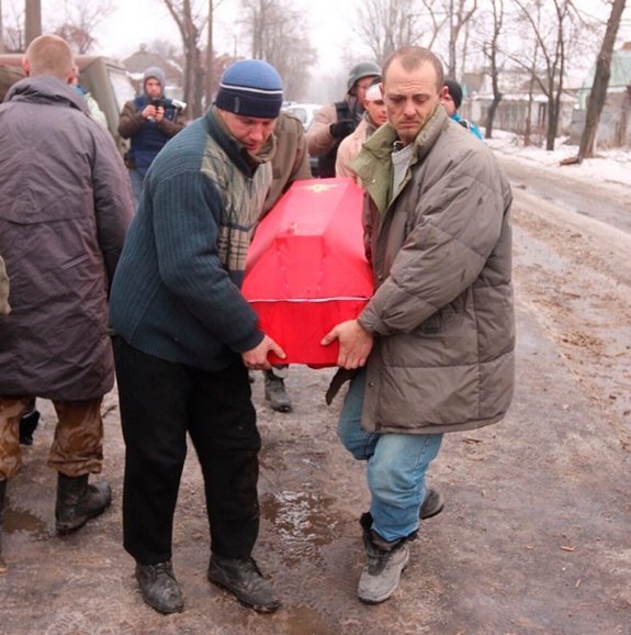 Бойовики вивели полонених на вулиці Донецька. ФОТО