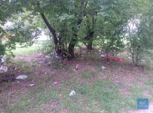 У Нововолинську двір будинку перетворили на сміттєзвалище