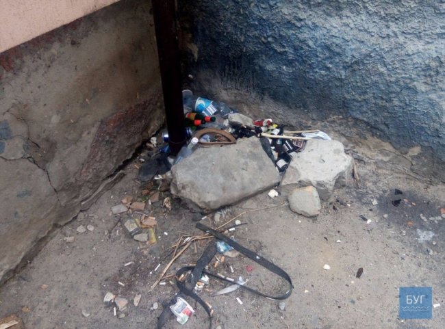 У Нововолинську двір будинку перетворили на сміттєзвалище