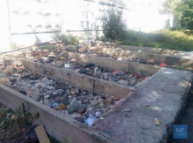 У Нововолинську двір будинку перетворили на сміттєзвалище
