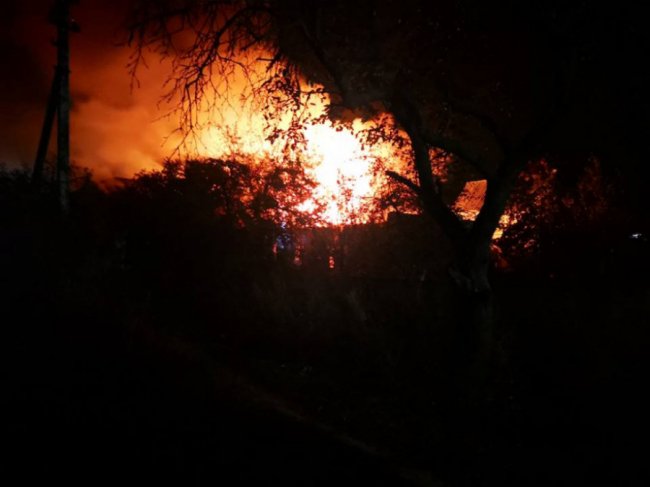 На Волині згоріло приміщення покинутої лікарні. ФОТО