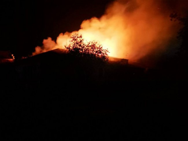 На Волині згоріло приміщення покинутої лікарні. ФОТО