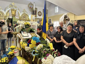 У Луцьку попрощалися із воїном Андрієм Коробком, рідні якого не визнають його природну смерть. ФОТО