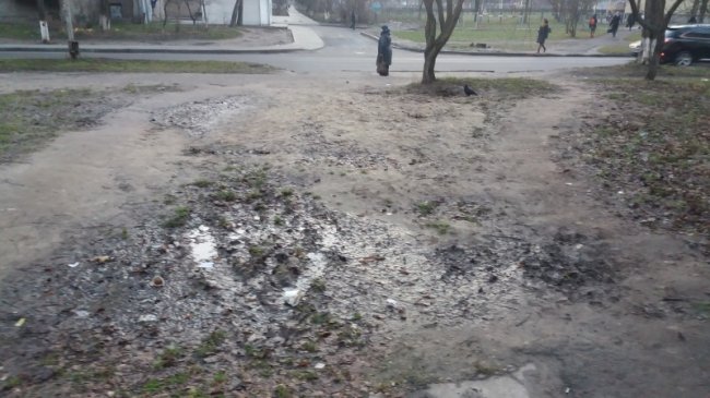 У Луцьку просять відновити зруйновану комунальниками доріжку. ФОТО