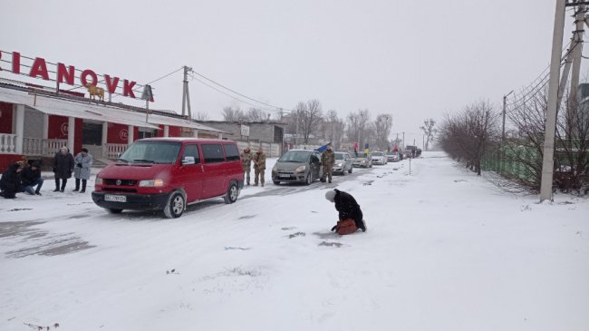 Волиняни навколішки прощалися з Героєм Ігорем Байденком