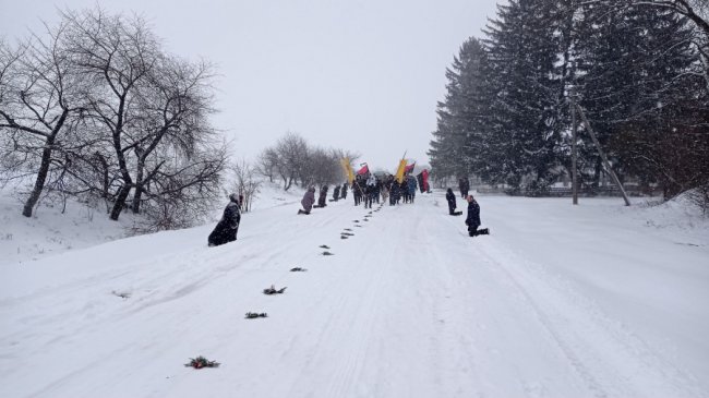 Волиняни навколішки прощалися з Героєм Ігорем Байденком