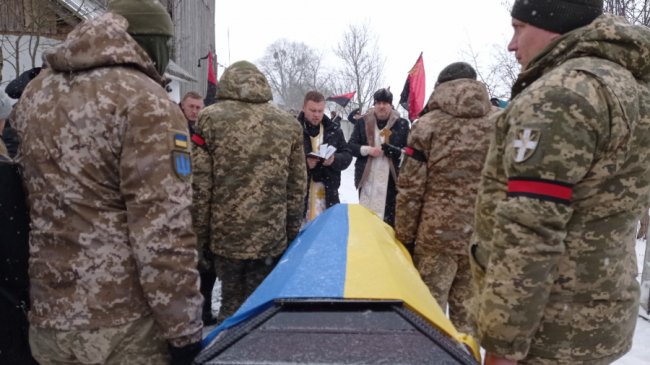 Волиняни навколішки прощалися з Героєм Ігорем Байденком