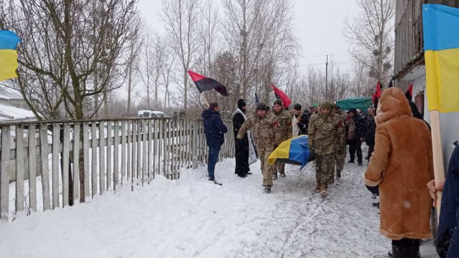 Волиняни навколішки прощалися з Героєм Ігорем Байденком