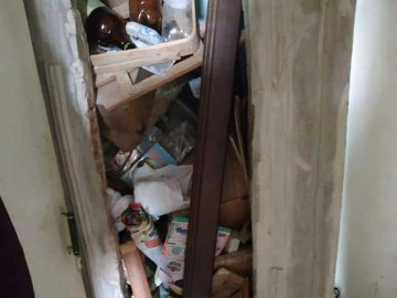 У Луцьку чоловік закидав сміттям власну квартиру. ФОТО