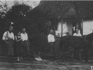 Волинське селище на невідомих фото 80-річної давнини