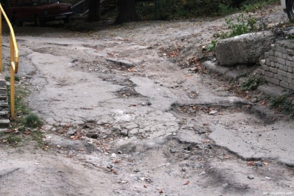 Мешканці багатоповерхівок у центрі Луцька скаржаться на розруху в дворі. ФОТО